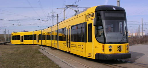Foto Gelbe Straßenbahn des Typs NGT D12DD